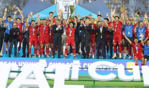vietnam-tulis-sejarah-baru-sejajar-singapura-4-trofi-piala-aff.webp Para pemain tim nasional Vietnam mengangkat trofi juara Piala AFF saat merayakan kemenangan di atas panggung.
