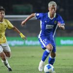 hasil-persib-bandung-vs-tampines-rovers-1-0.webp Pemain Persib Bandung menggiring bola melewati pemain Tampines Rovers dalam kemenangan tipis 1-0.
