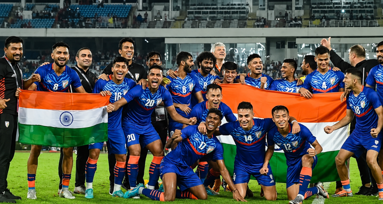 Pemain dan staf Timnas India merayakan kemenangan bersama sambil membentangkan bendera nasional India di lapangan sepak bola