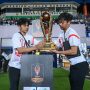 Petugas membawa dan meletakkan trofi resmi Piala Presiden di Stadion Si Jalak Harupat menjelang laga Semifinal Piala Presiden 2026.