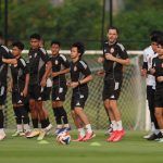 Para pemain Persija Jakarta sedang berlari menjalani sesi latihan fisik berat dalam TC di Thailand