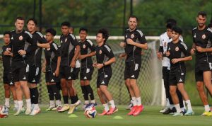 Para pemain Persija Jakarta sedang berlari menjalani sesi latihan fisik berat dalam TC di Thailand