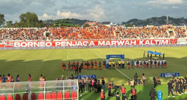 Suasana Stadion Segiri Samarinda markas Borneo FC dengan spanduk besar bertuliskan Borneo Penjaga Marwah Kaltim