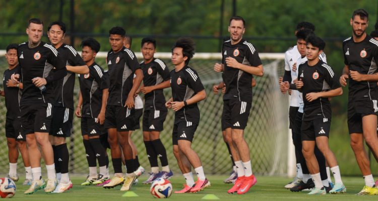 Para pemain Persija Jakarta sedang berlari menjalani sesi latihan fisik berat dalam TC di Thailand