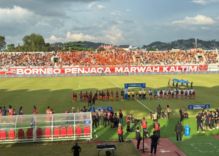 Suasana Stadion Segiri Samarinda markas Borneo FC dengan spanduk besar bertuliskan Borneo Penjaga Marwah Kaltim