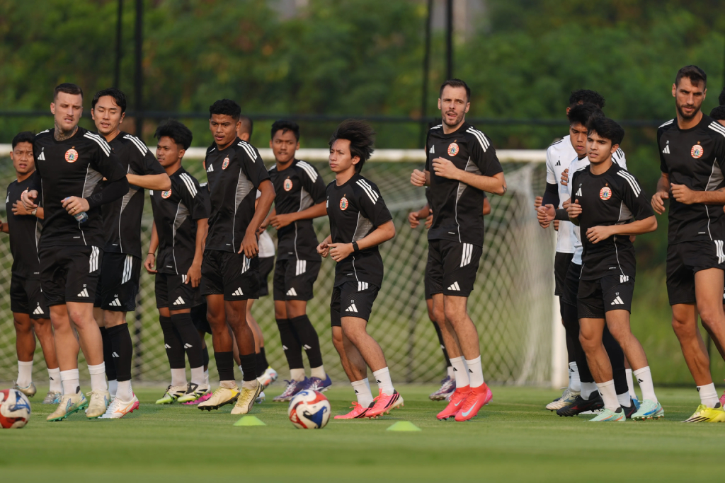 Para pemain Persija Jakarta sedang berlari menjalani sesi latihan fisik berat dalam TC di Thailand