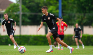 alexander-jeremejeff-latihan-bersama-persija-jakarta.webp Alexander Jeremejeff mengenakan jersey latihan hitam Persija Jakarta saat mengontrol bola di lapangan.