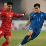 vietnam-vs-thailand-final-piala-aff-2026.webp Duel sengit antara pemain Vietnam berjersei merah dan pemain Thailand berjersei biru di laga Final Piala AFF 2026.