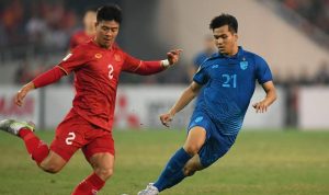 Duel sengit antara pemain Vietnam berjersei merah dan pemain Thailand berjersei biru di laga Final Piala AFF 2026.
