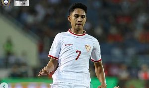 Marselino Ferdinan mengenakan jersey putih Timnas Indonesia nomor punggung 7 saat bertanding di lapangan.