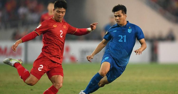 vietnam-vs-thailand-final-piala-aff-2026.webp Duel sengit antara pemain Vietnam berjersei merah dan pemain Thailand berjersei biru di laga Final Piala AFF 2026.