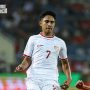 Marselino Ferdinan mengenakan jersey putih Timnas Indonesia nomor punggung 7 saat bertanding di lapangan.