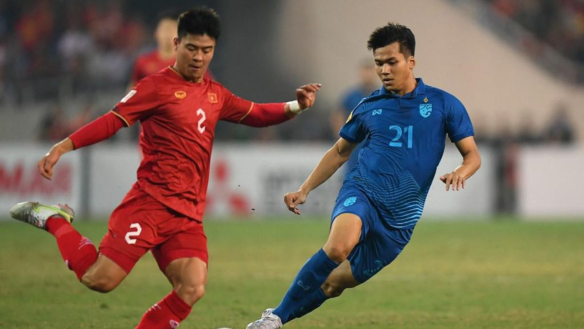 Duel sengit antara pemain Vietnam berjersei merah dan pemain Thailand berjersei biru di laga Final Piala AFF 2026.