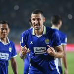 Striker Persib Bandung merayakan gol di lapangan, menjadi salah satu kandidat striker calon top scorer Super League.