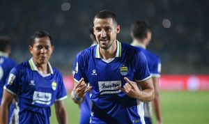 Striker Persib Bandung merayakan gol di lapangan, menjadi salah satu kandidat striker calon top scorer Super League.