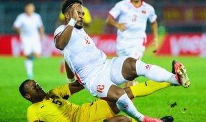 timnas-vietnam-gebuk-malaysia-piala-aff.webp Penyerang Timnas Vietnam duel perebutan bola sengit hingga terjatuh melawan bek Malaysia di Piala AFF.