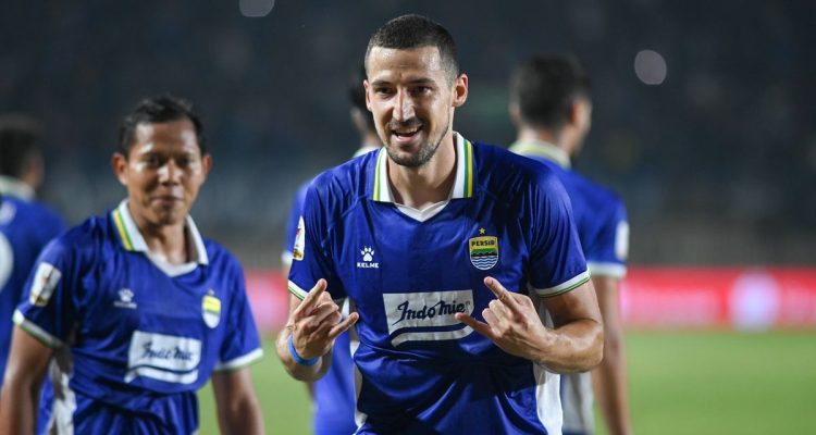 Striker Persib Bandung merayakan gol di lapangan, menjadi salah satu kandidat striker calon top scorer Super League.