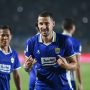 Striker Persib Bandung merayakan gol di lapangan, menjadi salah satu kandidat striker calon top scorer Super League.