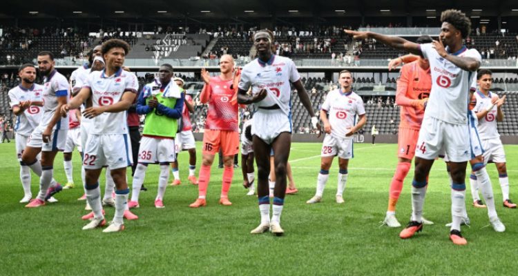 Para pemain Lille merayakan hasil positif usai mengalahkan Angers, dalam laga yang juga diwarnai penampilan Calvin Verdonk.