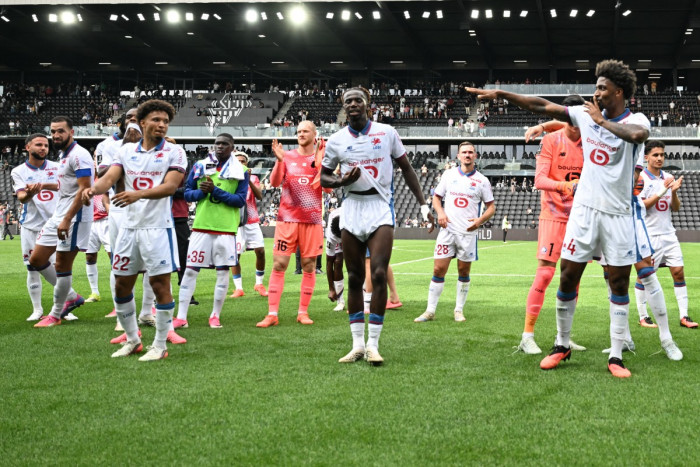 Para pemain Lille merayakan hasil positif usai mengalahkan Angers, dalam laga yang juga diwarnai penampilan Calvin Verdonk.