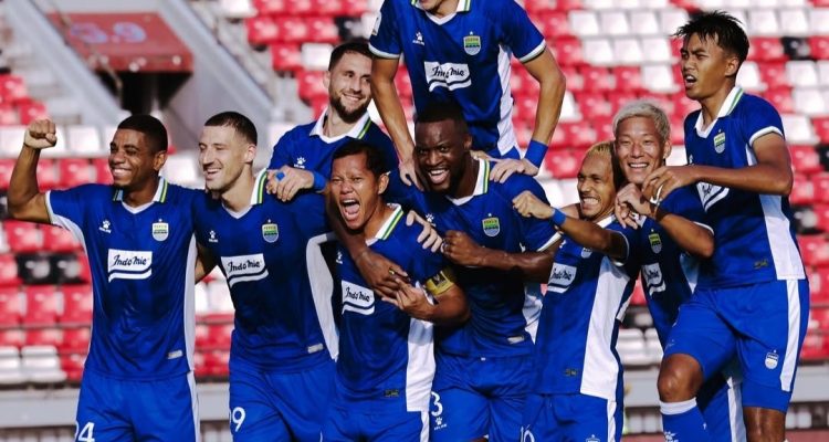 Selebrasi penuh kegembiraan para pemain Persib Bandung. Skuad bertabur bintang menjadikan mereka salah satu klub Super League dengan nilai pasar (*market value*) tertinggi.