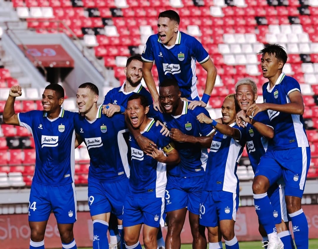 Selebrasi penuh kegembiraan para pemain Persib Bandung. Skuad bertabur bintang menjadikan mereka salah satu klub Super League dengan nilai pasar (*market value*) tertinggi.
