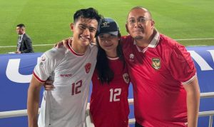 Andre Rosiade berfoto bersama Pratama Arhan dan Azizah Salsha di pinggir lapangan usai pertandingan Timnas Indonesia.