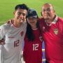 Andre Rosiade berfoto bersama Pratama Arhan dan Azizah Salsha di pinggir lapangan usai pertandingan Timnas Indonesia.