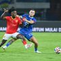 Marc Klok dari Persib Bandung berebut bola secara sengit dengan pemain lawan di lapangan.