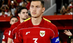 Jay Idzes bek Timnas Indonesia mengenakan jersey merah dan ban kapten