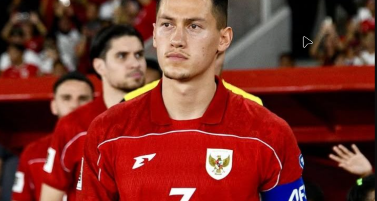 jay-idzes-absen-fifa-asean-cup.webp Jay Idzes bek Timnas Indonesia mengenakan jersey merah dan ban kapten