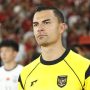 Emil Audero mengenakan jersey kiper Timnas Indonesia berwarna kuning di lapangan.