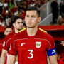 Jay Idzes bek Timnas Indonesia mengenakan jersey merah dan ban kapten