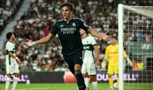 Pemain Real Madrid merayakan gol kemenangan dramatis melawan Elche.