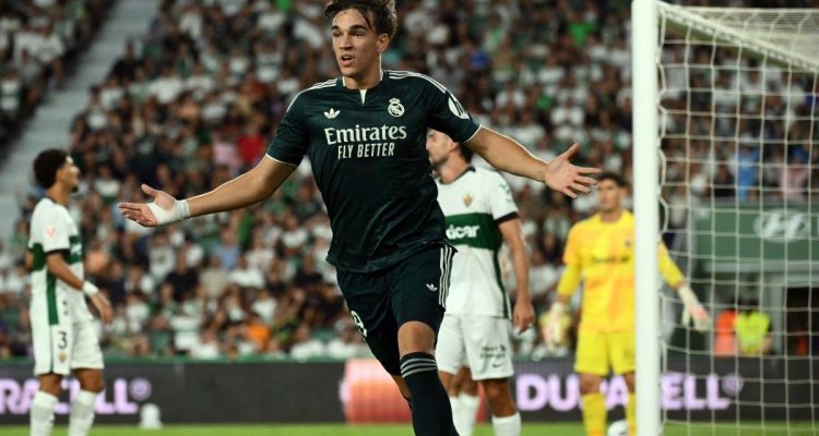 real-madrid-taklukkan-elche-3-2.webp Pemain Real Madrid merayakan gol kemenangan dramatis melawan Elche.