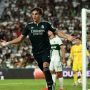 Pemain Real Madrid merayakan gol kemenangan dramatis melawan Elche.