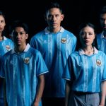 Lima model dan pemain mengenakan jersey biru Timnas Indonesia dengan aksen kerah putih untuk ASEAN Cup 2026.