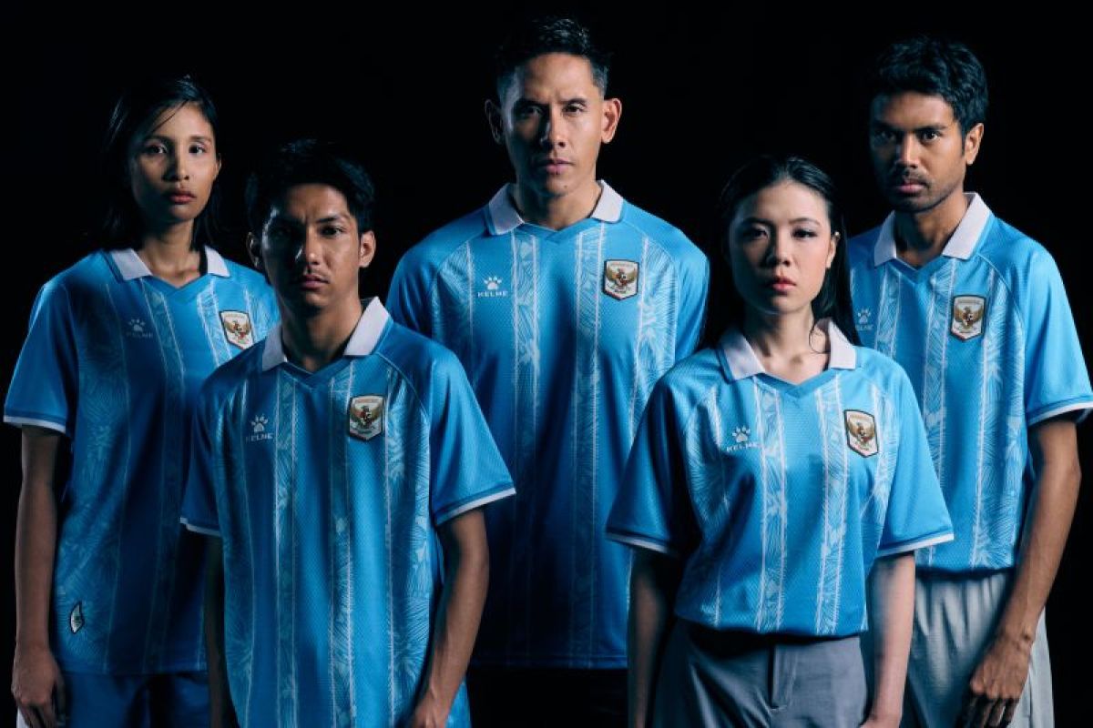 Lima model dan pemain mengenakan jersey biru Timnas Indonesia dengan aksen kerah putih untuk ASEAN Cup 2026.