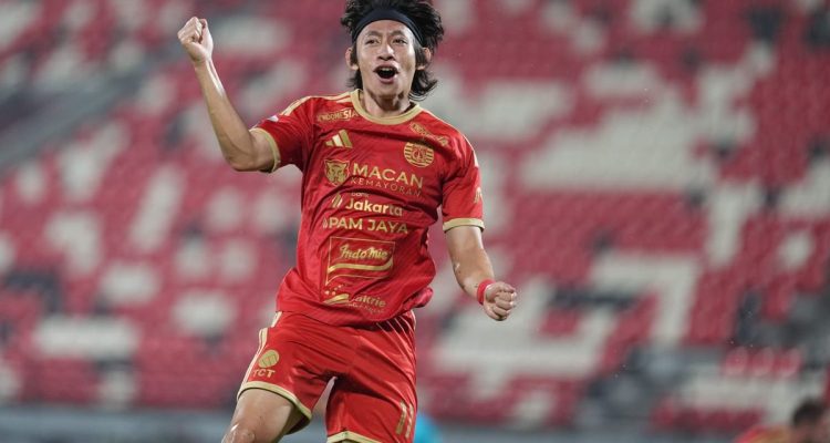 selebrasi-gol-arlyansyah-persija-jakarta-vs-java-united.webp Arlyansyah pemain Persija Jakarta selebrasi mengangkat tangan penuh semangat setelah mencetak gol kemenangan atas Java United.