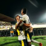 persib-bandung-selebrasi-menang-lawan-persijap.webp Dua pemain Persib Bandung berpelukan merayakan gol kemenangan di lapangan.