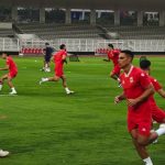 latihan-pemain-timnas-indonesia-vs-singapura-asean-cup-2026.webp Para pemain Timnas Indonesia mengenakan jersey merah sedang berlatih lari di lapangan stadion jelang laga ASEAN Cup 2026.