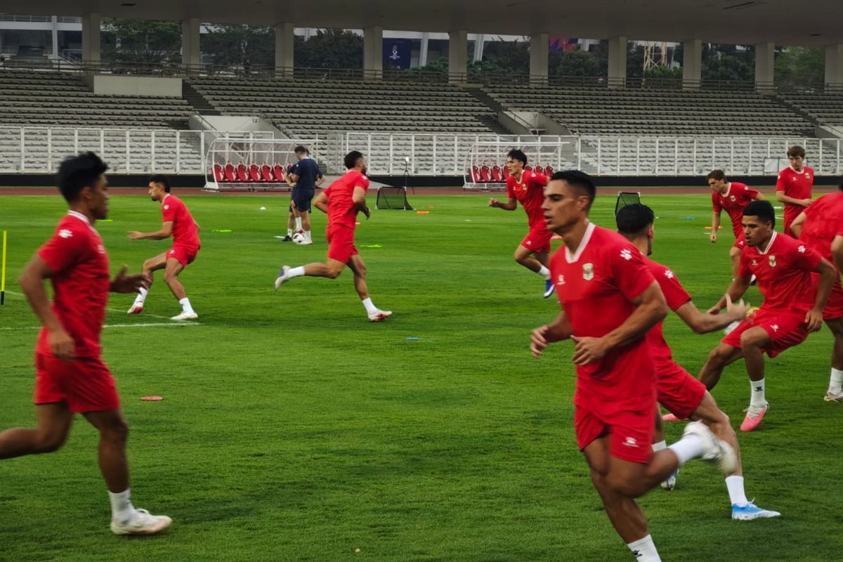 Para pemain Timnas Indonesia mengenakan jersey merah sedang berlatih lari di lapangan stadion jelang laga ASEAN Cup 2026.