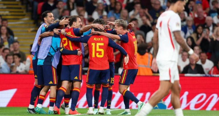 inggris-vs-spanyol-selebrasi-gol-la-furia-roja.webp Para pemain Timnas Spanyol merayakan gol dalam pertandingan sengit Inggris Vs Spanyol.