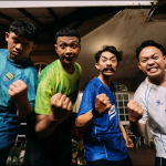 jersey-persib-bandung-afc-champions-league-2.webp Empat pria mengenakan varian jersey Persib Bandung khusus AFC Champions League 2 dengan pose mengepalkan tangan bersemangat.