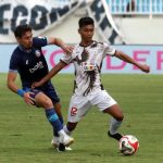Aksi perebutan bola antara pemain Arema FC dan Isenmulang FC dalam laga yang berakhir dengan skor 4-0.