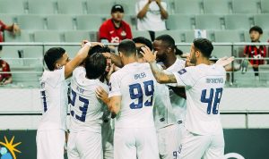 Para pemain Persib Bandung berjersey putih saling berpelukan merayakan selebrasi kemenangan atas FC Seoul di lapangan.