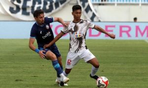 Aksi perebutan bola antara pemain Arema FC dan Isenmulang FC dalam laga yang berakhir dengan skor 4-0.