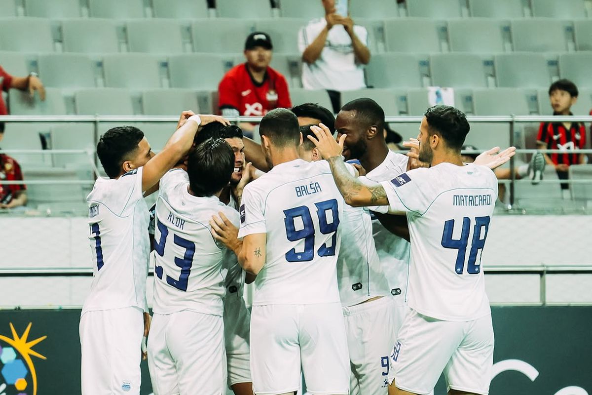 Para pemain Persib Bandung berjersey putih saling berpelukan merayakan selebrasi kemenangan atas FC Seoul di lapangan.