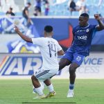 aksi-duel-arema-fc-vs-persik-kediri-derbi-jatim.webp Aksi duel perebutan bola antara pemain Arema FC nomor punggung 25 dan pemain Persik Kediri dalam pertandingan Derbi Jatim yang berakhir imbang.