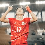Pemain Timnas Indonesia nomor punggung 17 melakukan selebrasi mengangkat kedua jari ke atas usai bertanding di Kualifikasi Piala Asia U-20 2027.
